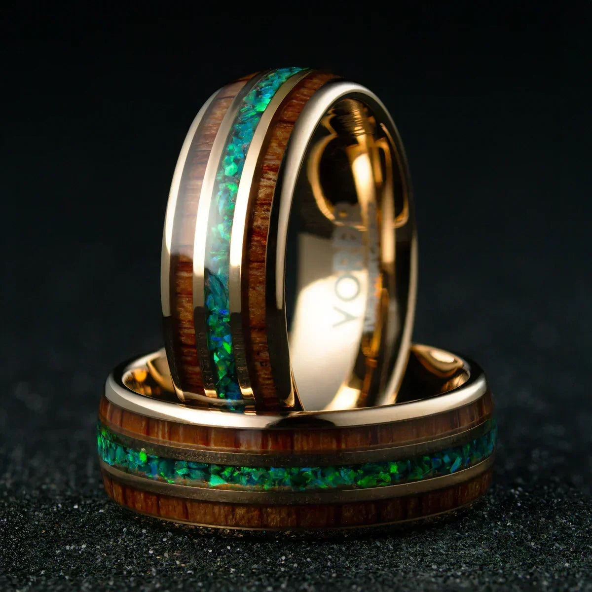 Anillo dorado con incrustaciones de madera y piedra verde azulada, diseño elegante y moderno