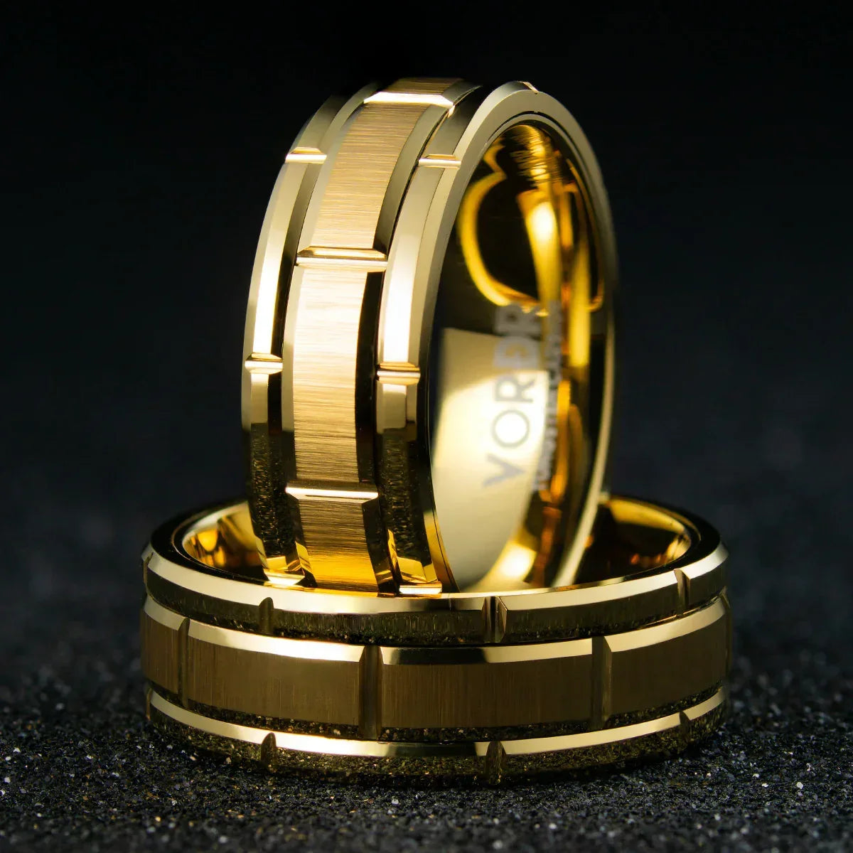 Anillo dorado de acero inoxidable diseño moderno, fondo negro, joyería elegante para hombre