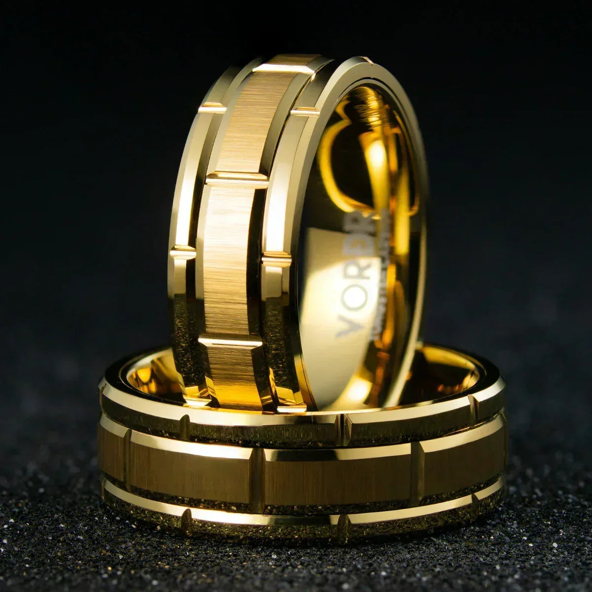 Anillo dorado de acero inoxidable diseño moderno, fondo negro, joyería elegante para hombre