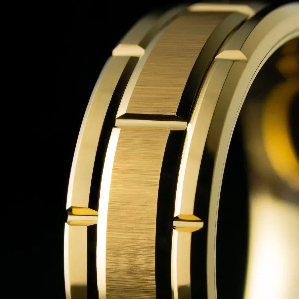 anillo dorado moderno con acabado mate y detalles geométricos, fondo negro elegante