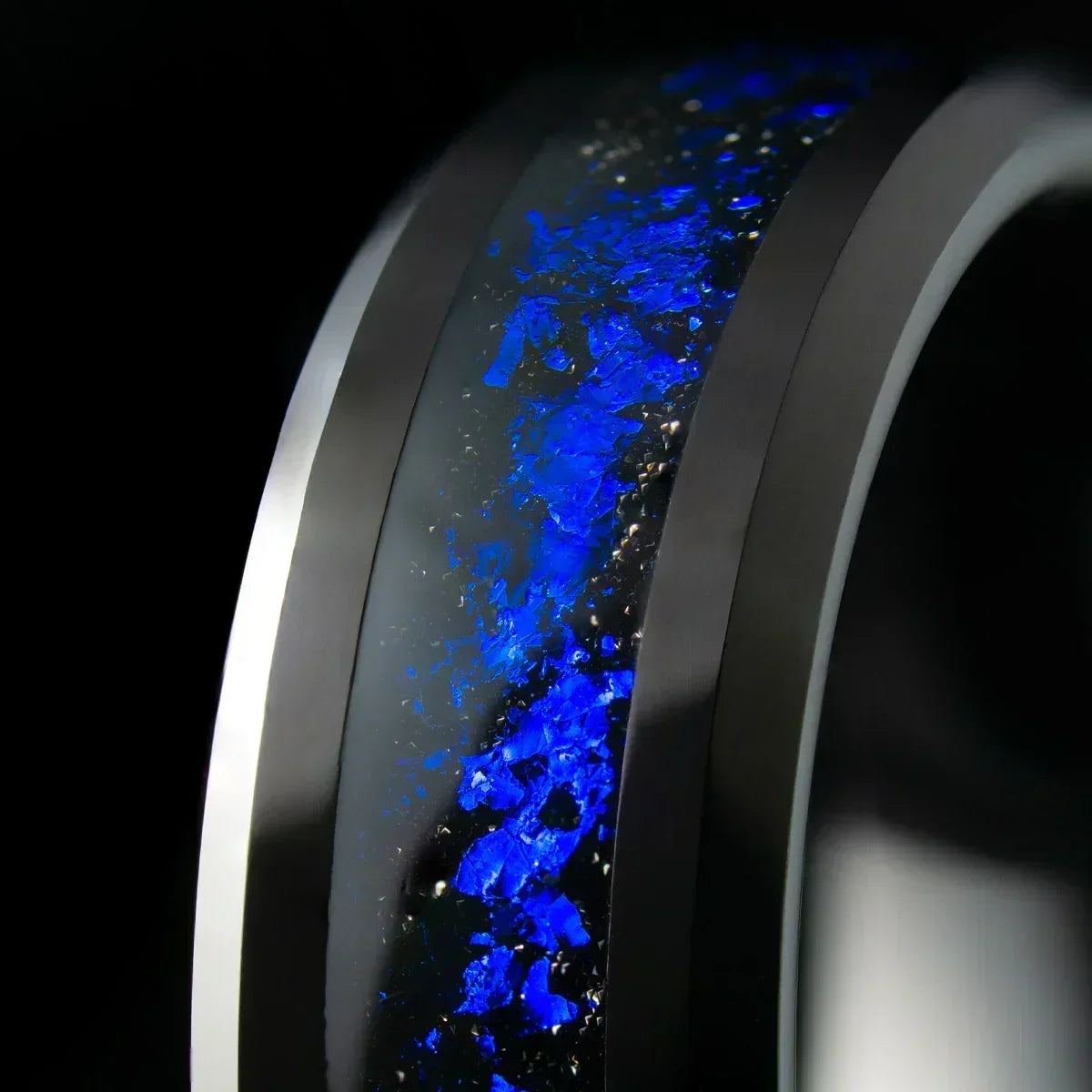 anillo de acero con incrustaciones azules brillantes, joyería elegante y moderna
