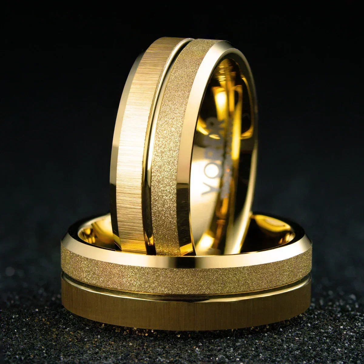 Anillo dorado Sunline con textura mate y brillante sobre fondo oscuro, joyería elegante