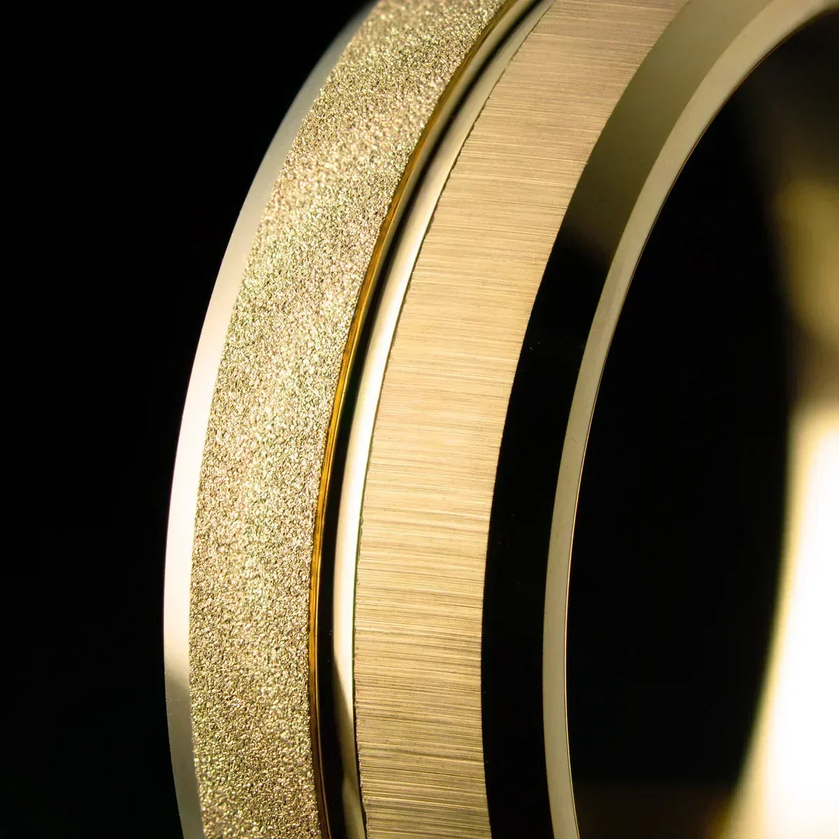 Primer plano de anillo dorado con acabado mate y detalle texturizado brillante