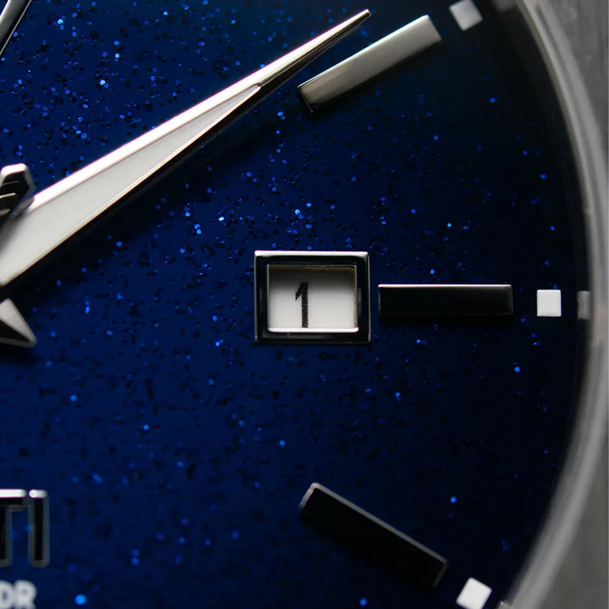 Detalle de reloj elegante con esfera azul brillante y fechador en el número uno