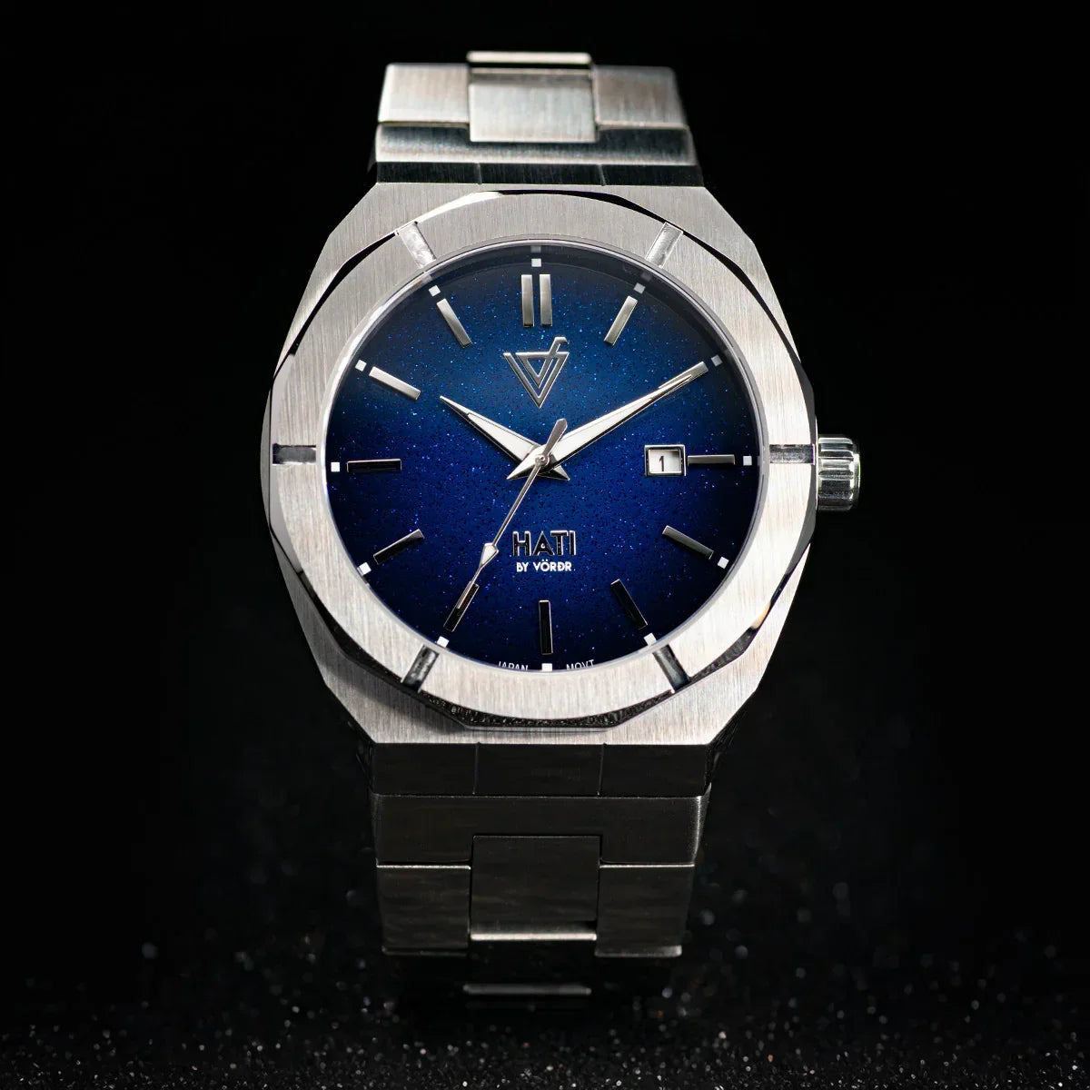 Reloj de pulsera acero inoxidable esfera azul con calendario sobre fondo negro elegante