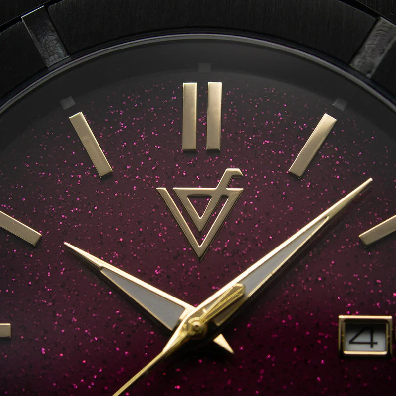 Detalle de reloj elegante con esfera púrpura brillante y manecillas doradas